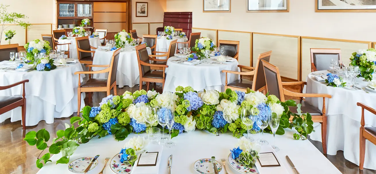 白や青い花が飾られたテーブル