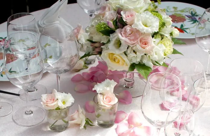 テーブルの上に花や枡が並べられている奥行きのある会場