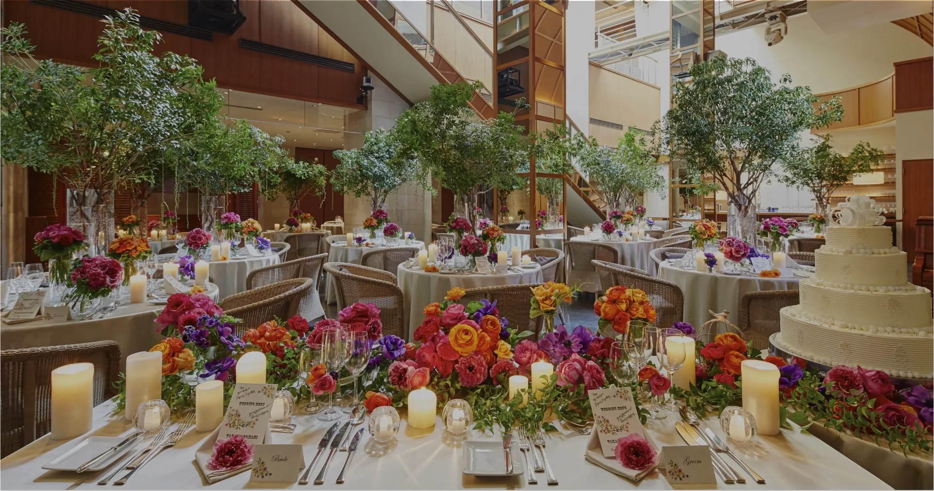 テーブルの上にキャンドルや花が並べられている結婚式会場