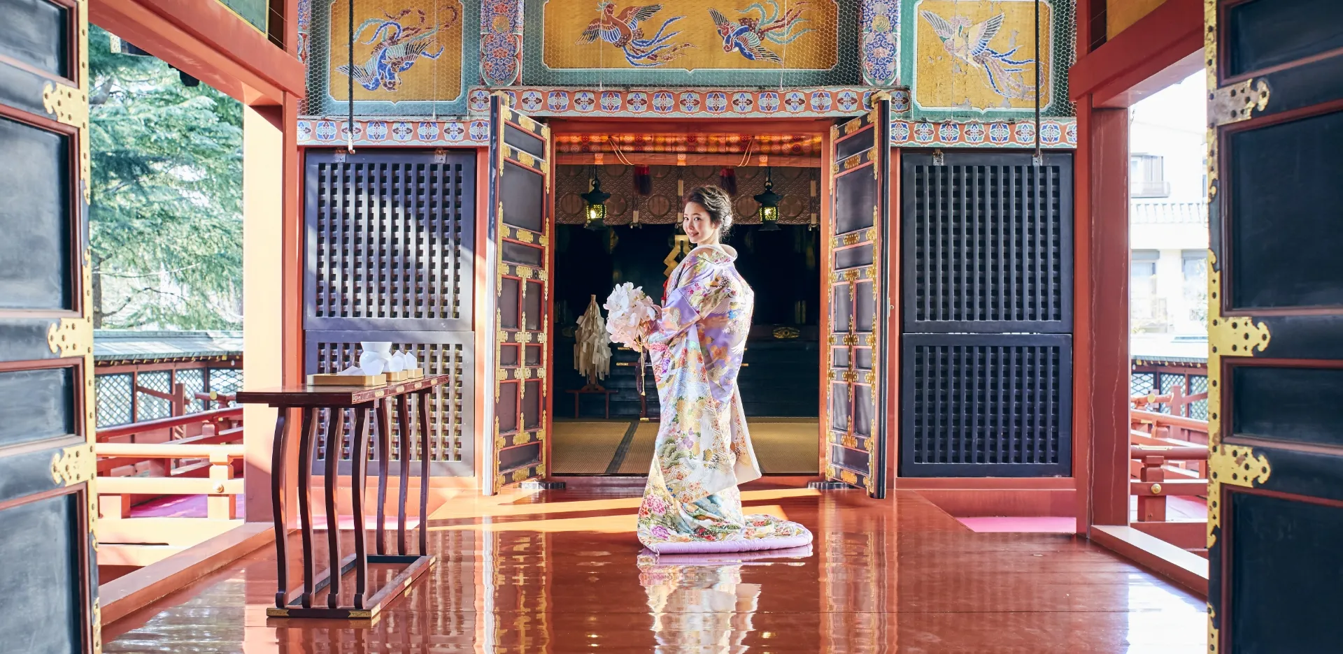 浅草神社の境内で振り返る着物姿の女性